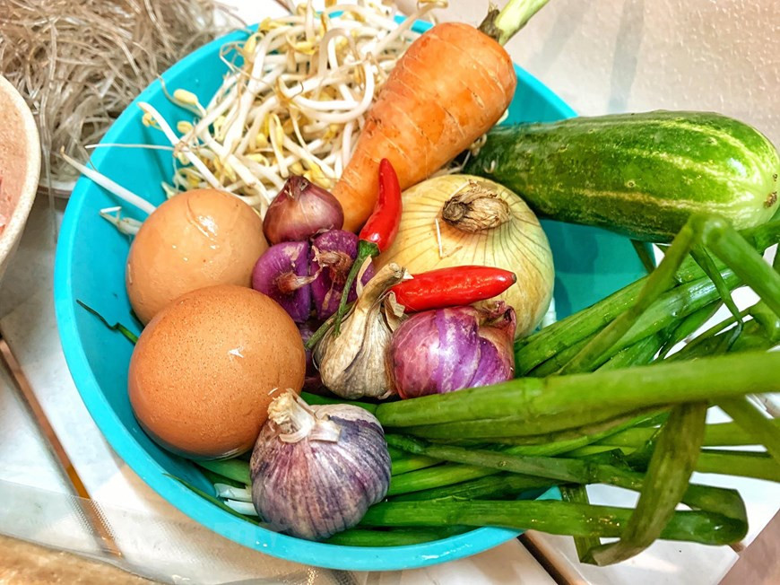 La farce de la recette du "nem" est exclusivement assaisonnée avec du poivre et du sel, sans ajout de sauce soja ni de nuoc mam (saumure de poisson), ne comporte pas de carotte mais des germes de soja, sans aucune autre herbe ou plante aromatique. 