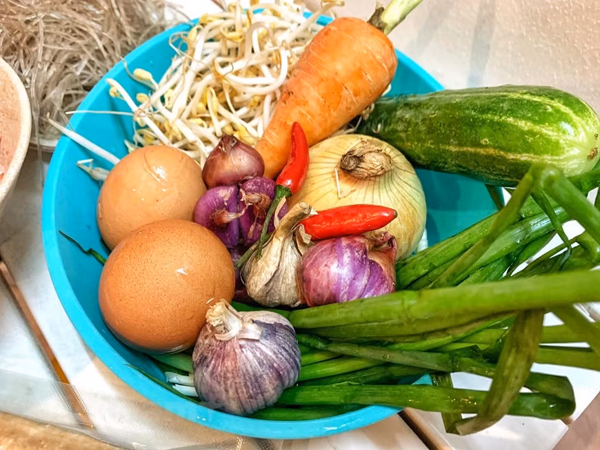 La farce de la recette du "nem" est exclusivement assaisonnée avec du poivre et du sel, sans ajout de sauce soja ni de nuoc mam (saumure de poisson), ne comporte pas de carotte mais des germes de soja, sans aucune autre herbe ou plante aromatique. 