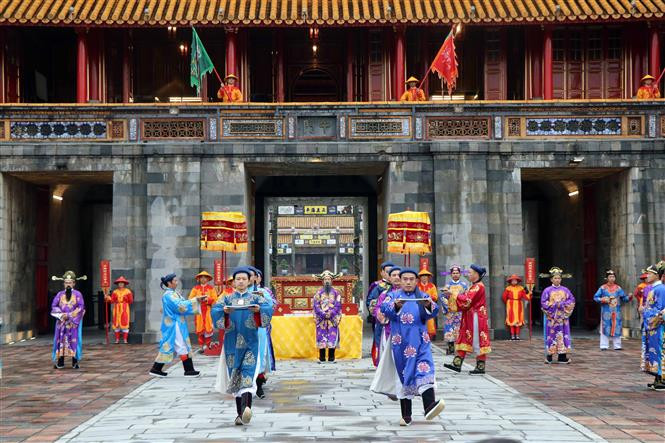 Reconstitution de la cérémonie "Ban Soc" de la dynastie des Nguyên à la Porte du Midi. Photo: Dô Truong/VNA