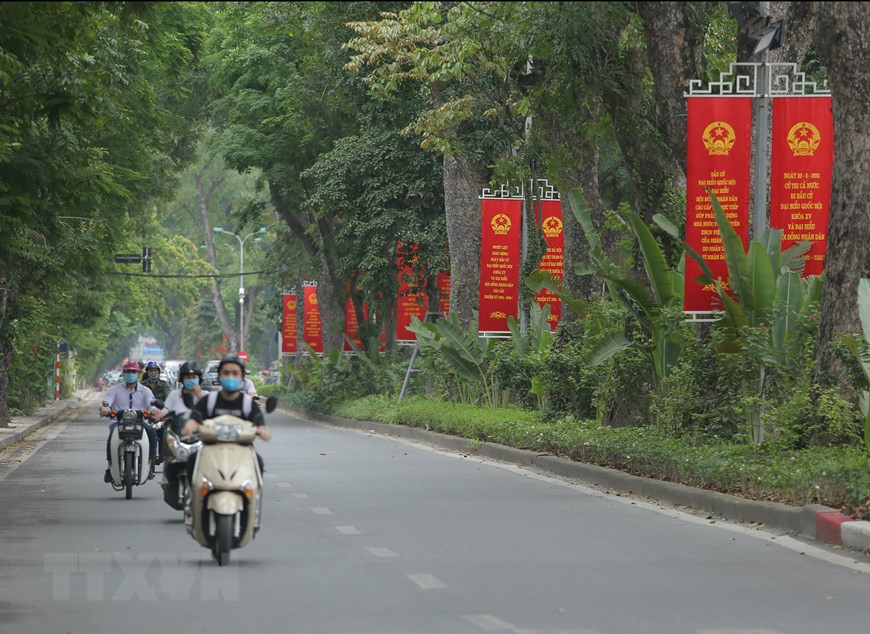 Des banderoles et slogans rouges sur la rue Hoang Dieu. Photo : VNA