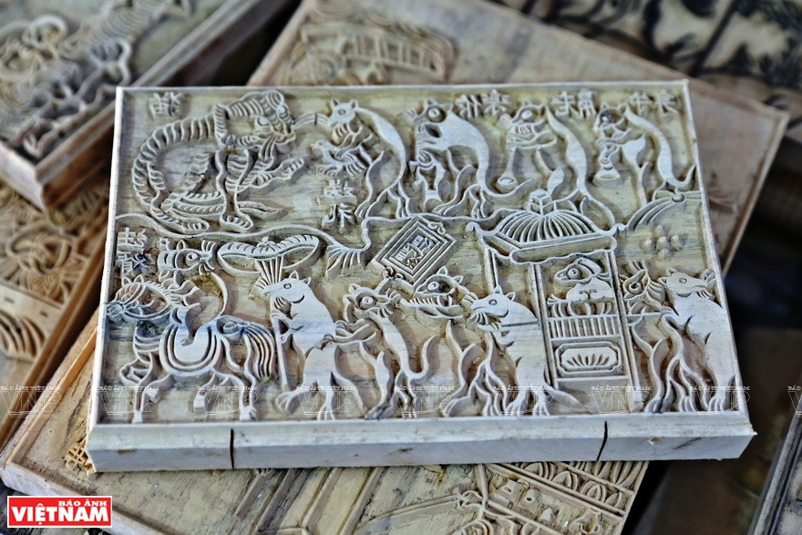 Planche de gravure sur bois du tableau «Mariage des souris ». Photo : VNA