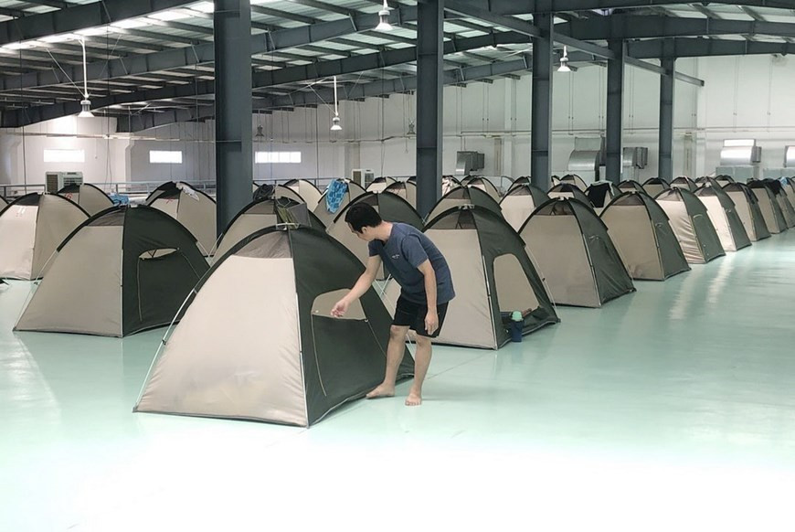 Les travailleurs de la compagnie Daikan Vietnam dorment sur place pour assurer la production. Photo:VNA