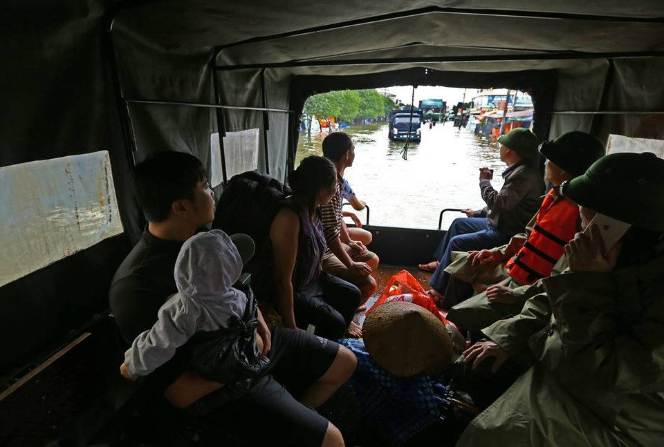 La famille de Hoang Bao Trung, rue 26 mars, quartier de Van Yen, province de Ha Tinh, isolée pendant 3 jours en raison des crues, est déplacée vers une zone sûre par les forces compétentes. (Photo prise le 21 octobre 2020)