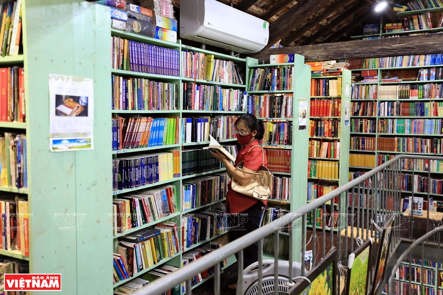 Les clients de tous âges viennent à la librairie Mao. Photo: Vietnam Illustré