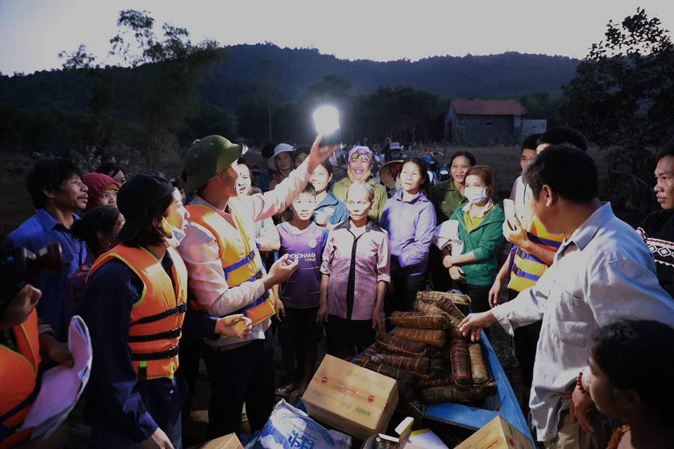Les forces compétentes du district de Minh Hoa, province de Quang Binh, initient des habitants du village 5, commune de Tan Hoa, à utiliser la charge électrique, faute d’accès au réseau national.