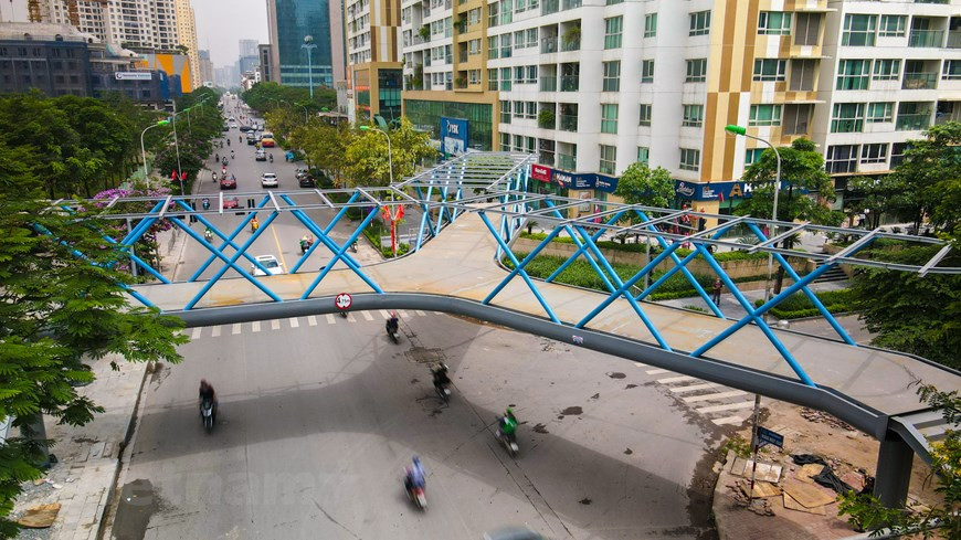 Le viaduc pour piétons en forme de Y, d'une durée de vie allant jusqu'à 100 ans, est en cours d'achèvement d'urgence à l'intersection des rues Hoang Minh Giam - Nguyen Thi Thap, dans le district de Thanh Xuan. Photo: Vietnam +