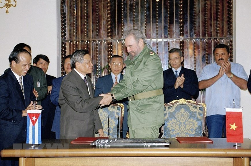 Le Secrétaire général Le Kha Phieu (gauche) et le premier secrétaire du Parti communiste de Cuba Fidel Castro après la cérémonie de signature de la Déclaration commune Vietnam-Cuba, dans la capitale La Havane, lors d'une visite d'amitié officielle du 7 au 14 juillet 1999 à Cuba. Photo: VNA