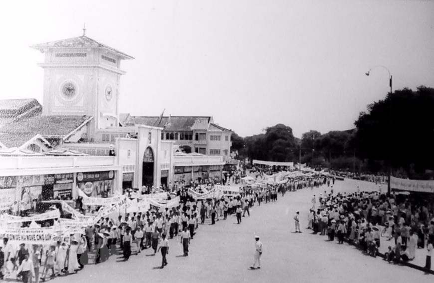 Les habitants et les travailleurs de Saigon-Cho Lon se sont engagés avec enthousiasme dans la lutte contre les impérialistes américains en 1964. (Photo: Archive/VNA)