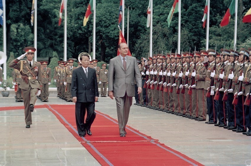 Le président Tran Duc Luong (gauche), préside la cérémonie d’accueil du président français Jacques Chirac, en visite officiellement au Vietnam pour assister au 7e Sommet de la Francophonie à Hanoï, du 12 au 16 novembre 1997. Photo: VNA