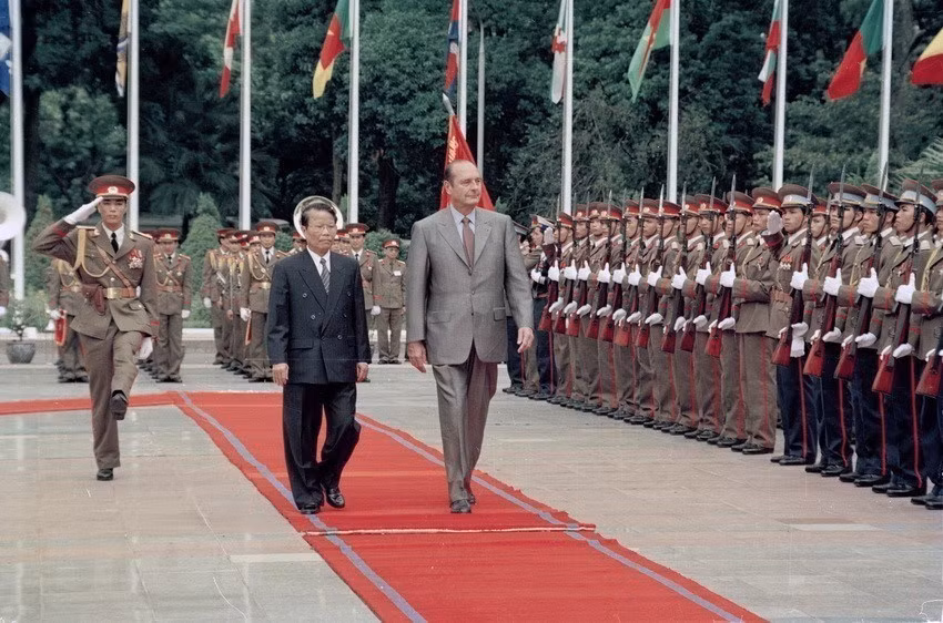 Le président Tran Duc Luong (gauche), préside la cérémonie d’accueil du président français Jacques Chirac, en visite officiellement au Vietnam pour assister au 7e Sommet de la Francophonie à Hanoï, du 12 au 16 novembre 1997. Photo: VNA