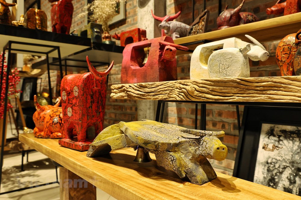 Durant son temps libre, il partait au village de laque de Ha Thai (commune de Duyên Thai, district de Thuong Tin, en banlieue de Hanoï) pour apprendre le métier. Après avoir été diplômé, il a ouvert à Son Tây la société Dola, spécialisée dans la fabrication de peintures, d'appareils électroménagers, de bijoux en mosaïque, de laques, d’objets de souvenir. Depuis 2010, Nguyên Tân Phat a reçu plusieurs prix prestigieux, notamment le prix du concours de conception de produits artisanaux de Hanoï en 2014, 2019 et 2020. En 2017, à l'âge de 34 ans, il a reçu le titre d'Artisan de Hanoï. Photo: VietnamPlus