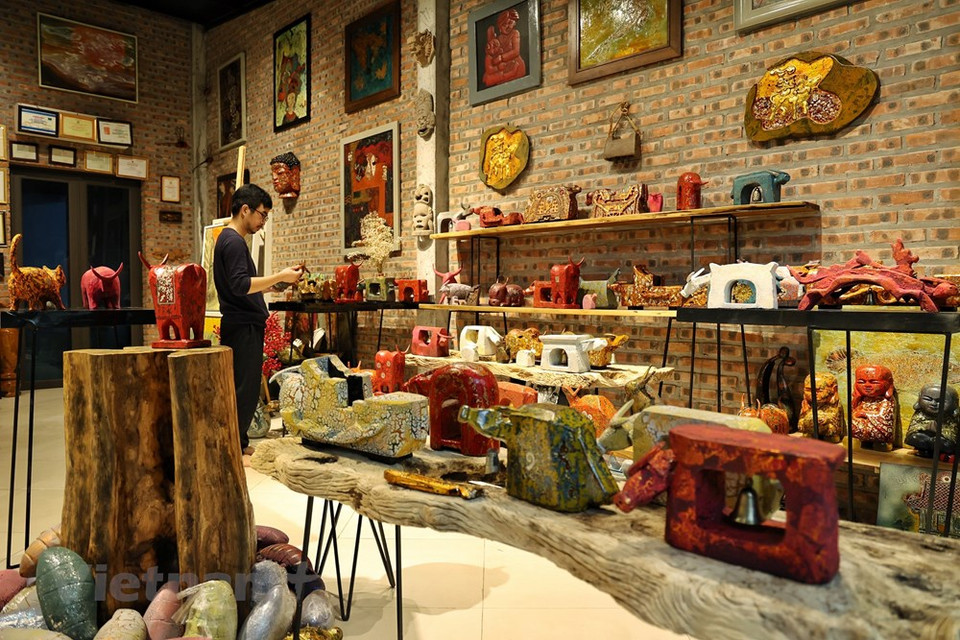 Toutes les statues de buffle sont en bois de jacquier, un matériau traditionnel pour la laque. La plupart d’entre elles sont incrustées. Le peintre voulait profiter des produits habituellement jetés (comme la coquille de l’huître perlière ou des œufs) dans la conception de ses œuvres afin de sensibiliser les gens à la protection de l'environnement. En plus des buffles de décoration, il crée également des statues capables de contenir de petits objets pratiques de la maison. J'esquisse l'idée sur papier, puis je façonne les buffles au sol et enfin cisèle le bois. Une fois que le bois a séché, je pose la laque… Puis je décore avec de la coquille d’œuf ou d’huître. Pour produire une statue, il me faut environ 20 jours, confie M. Phat. Photo: VietnamPlus