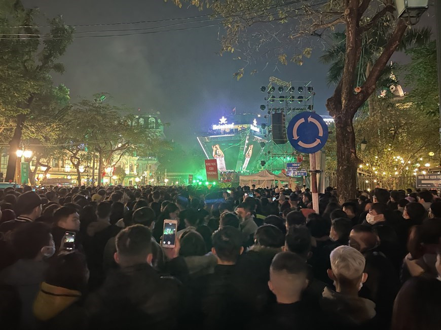 Les gens profitent d'un festival de lumières et de musique. (Photo: VNA)