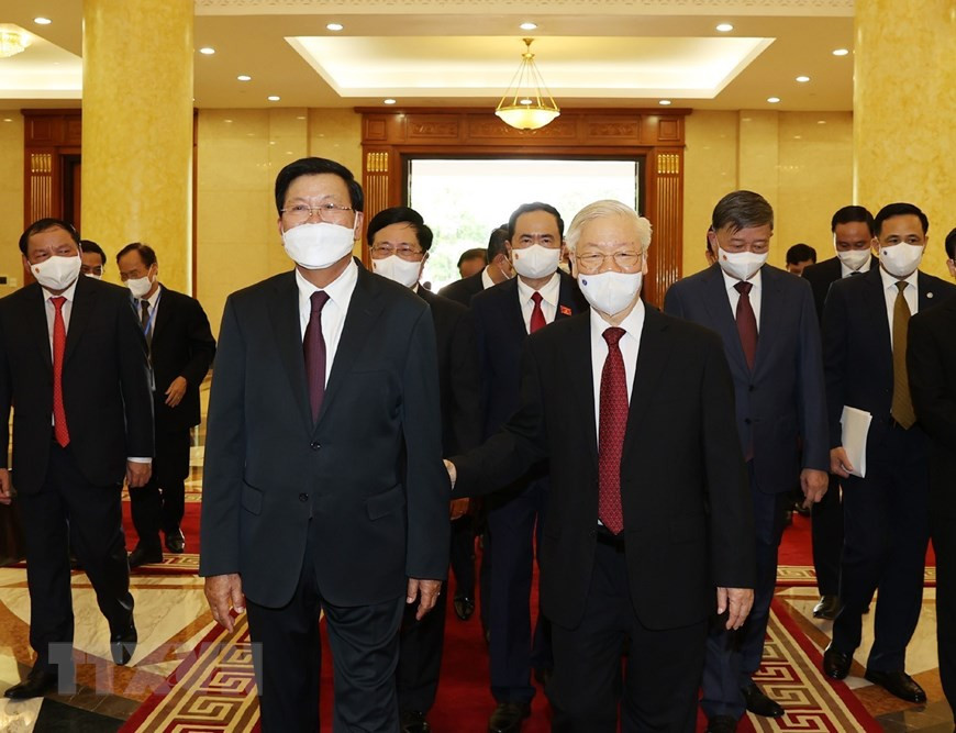 Le secrétaire général du Parti communiste du Vietnam (PCV) Nguyên Phu Trong (droite) et le secrétaire général du Parti populaire révolutionnaire du Laos (PPRL) et président lao, Thongloun Sisoulith. Photo: VNA