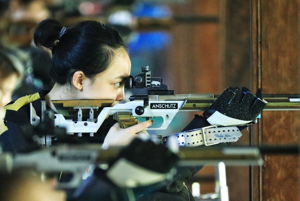 Phi Thanh Thao de l'équipe de l'Armée a battu le record national féminin de tir au 10m carabine à air comprimé lors des Championnats nationaux des clubs de tir 2021.