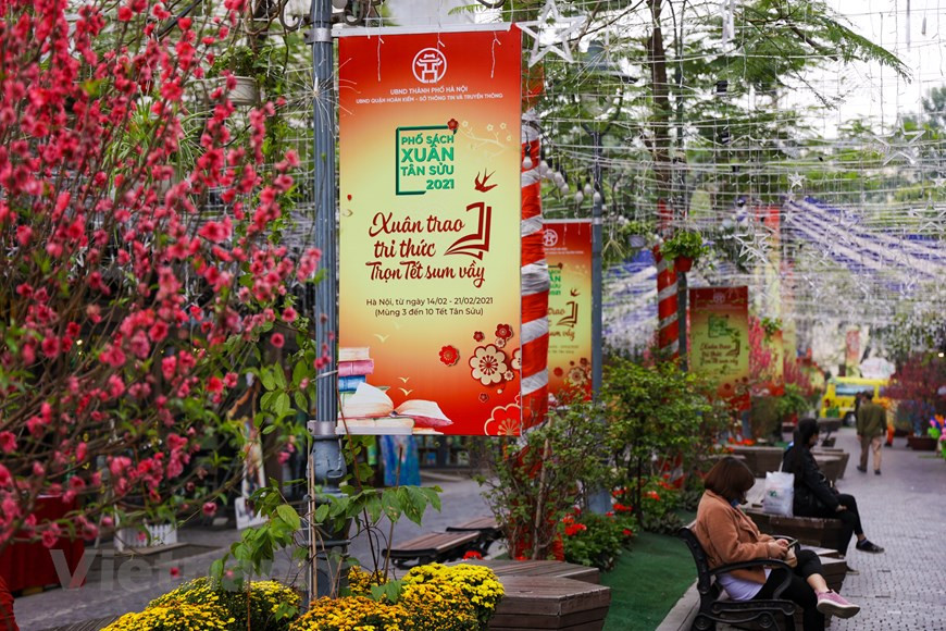 La Rue des livres est joliment décorée dans une atmosphère traditionnelle du Têt. Photo: / Vietnam +