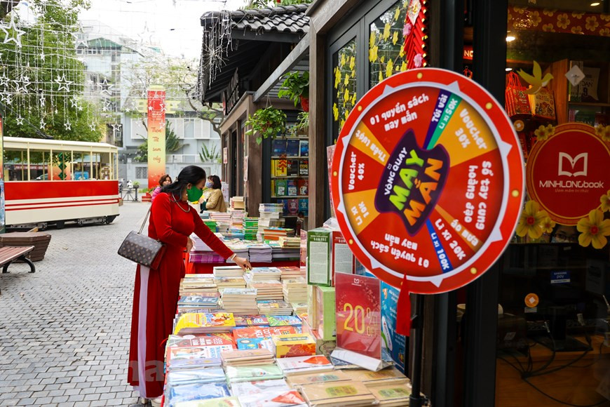 Certains éditeurs proposent un programme de numérotation porte-bonheur aux visiteurs. Photo: / Vietnam +