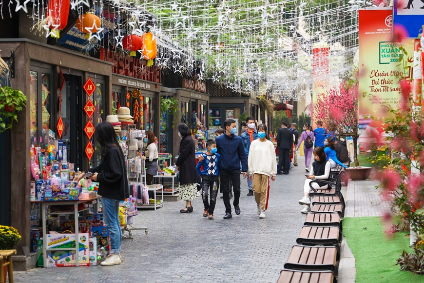 Se promener dans la Rue des livres du printemps et acheter un bon livre est une expérience intéressante. Photo: / Vietnam +