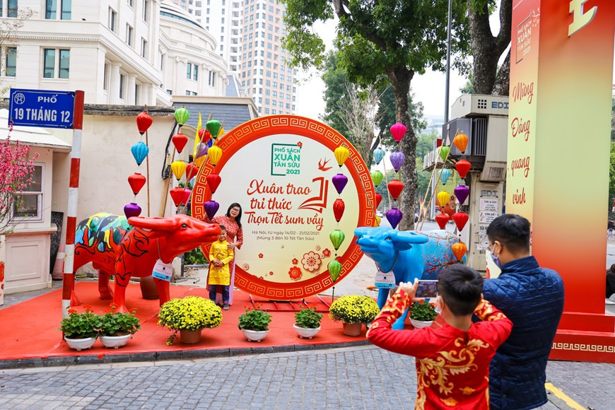 Cette année, la Rue des livres du printemps de l'Année du Buffle 2021 s'est ouverte du 14 au 21 février, soit du 3 au 10 du premier mois lunaire du Nouvel An. Photo: Vietnam +