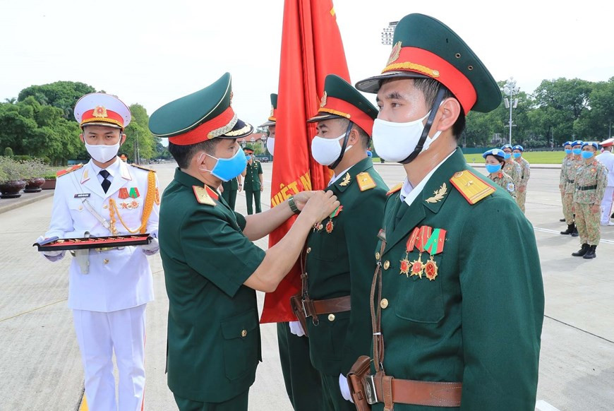 Remise des Insignes de l'Oncle Ho aux officiers et soldats de l'Hôpital de campagne de niveau 2 N°2. Photo: VNA