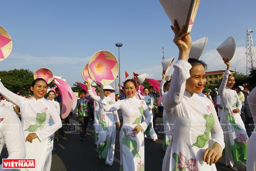 Défilé de mode d'"ao dai" à Hanoi. Photo: Vietnam Illustré