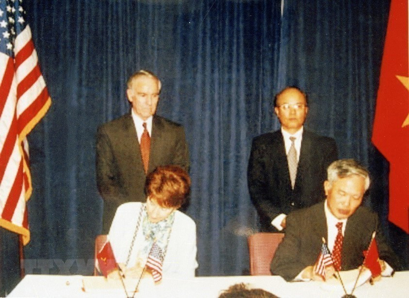 Le ministre du Commerce Vu Khoan et la représentante commerciale américaine, Mme Charlene Barshefsky, signent l'Accord commercial Vietnam-États-Unis, le 13 juillet 2000, à Washington DC, mettant fin à quatre ans de négociations continues entre les deux parties. Photo: VNA