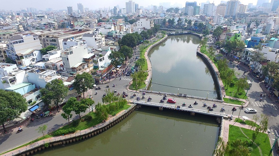 Le canal Nhiêu Lôc - Thi Nghe, qui traverse le 3e arrondissement et ceux de Tâ Binh, Binh Thanh et Phu Nhuan, contribue à améliorer considérablement la situation en termes d'inondations, de pollution, de protection de la santé, et de conditions de vie de plus de 1,2 million d'habitants. Photo: VNA