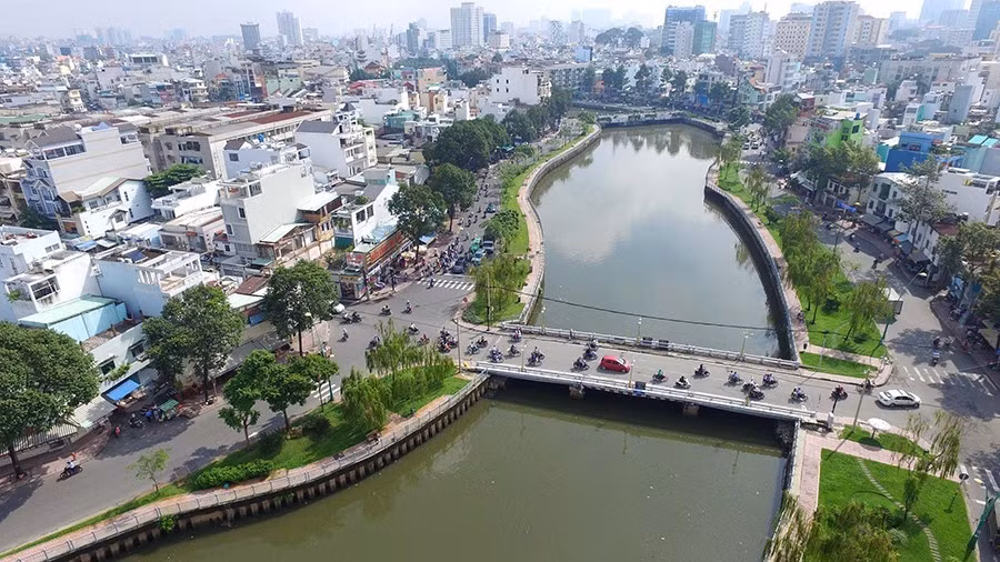 Le canal Nhiêu Lôc - Thi Nghe, qui traverse le 3e arrondissement et ceux de Tâ Binh, Binh Thanh et Phu Nhuan, contribue à améliorer considérablement la situation en termes d'inondations, de pollution, de protection de la santé, et de conditions de vie de plus de 1,2 million d'habitants. Photo: VNA