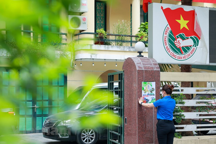 Application du code QR pour recueillir des informations sur les élections et la déclaration de l'état de santé au siège de l'antenne hanoïenne de l'Union de la jeunesse communiste Hô Chi Minh. Photo: VietnamPlus