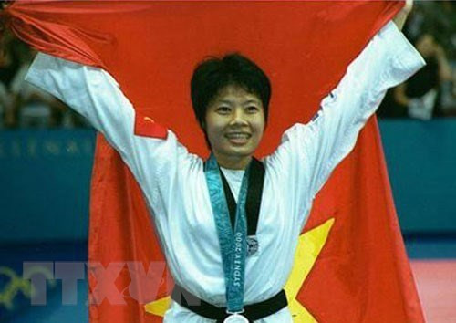 L'athlète vietnamien de taekwondo Tran Hieu Ngan a remporté une médaille d'argent aux Jeux olympiques de Sydney en 2000 et a été le premier athlète vietnamien à remporter une médaille à l'arène olympique. Photo: VNA