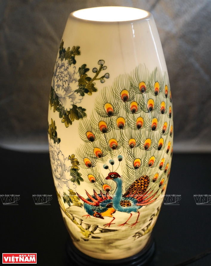 Un jolie modèle de lampe en porcelaine fabriqué par des artisans du village de Bat Trang.
