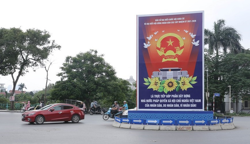  Un grand panneau d’affichage sur la rue Nghi Tam. Photo : VNA
