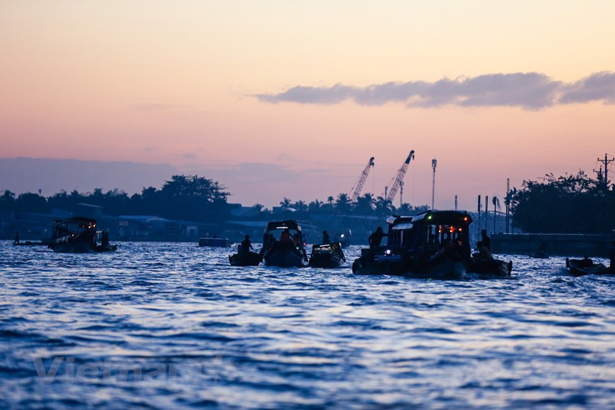 Dès l'aube, des bateaux remplis de produits agricoles se rassemblent au marché flottant. Photo: VNA