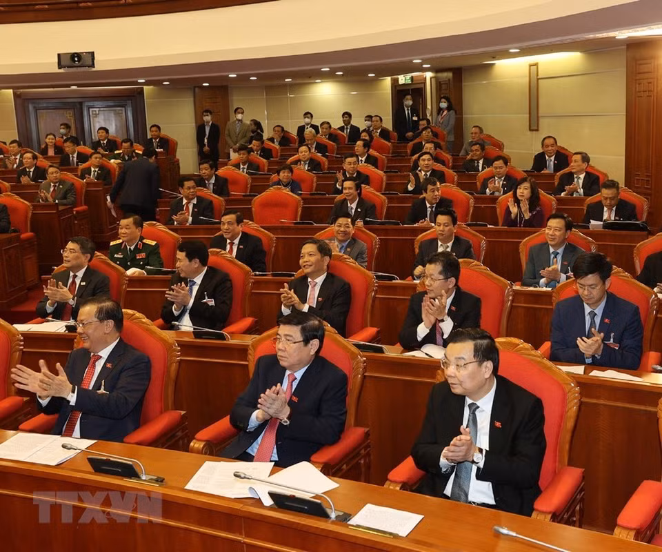 Des membres du Comité central du Parti du 13e mandat à l'événement. Photo: VNA