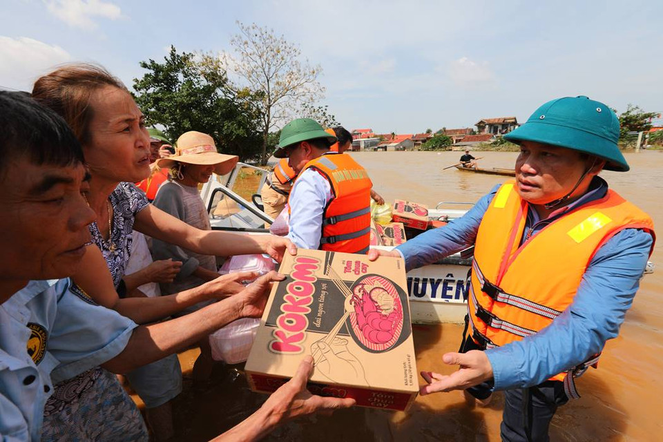 Aide aux populations touchées par les inondations dans le district de Le Thuy, province de Quang Binh.