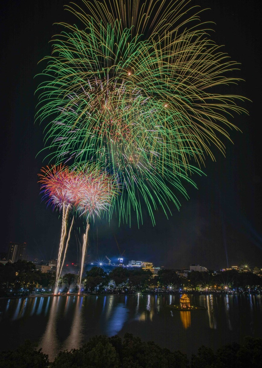 Feux d'artifice au lac Hoàn Kiêm le soir du Nouvel An. (Photo: VNA)