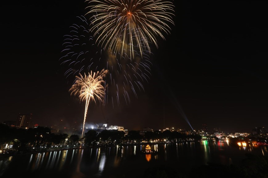 Le 1er janvier 2021, à minuit (heure locale), des feux d'artifice sont tirés à Hanoï, dans trois lieux: au lac Hoàn Kiêm (arrondissement de Hoàn Kiêm), au parc Thông Nhât (arrondissement de Hai Bà Trung) et au stade My Dinh (arrondissement de Nam Tu Liêm). (Photo: VNA) 
