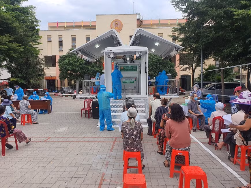 Thaco Chu Lai (Truong Hai Group) vient de faire don de 63 camions spécialisés pour le transport des vaccins et 63 véhicules spécialisés pour la vaccination mobile au ministère de la Santé pour distribuer aux localités touchées par le coronavirus. Photo: VNA