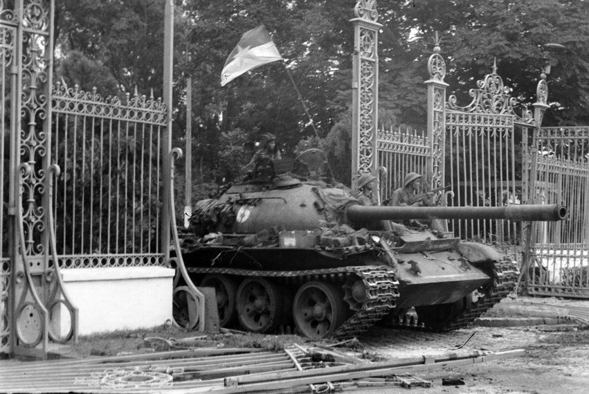 Les chars de l'Armée de libération du Sud entrent dans le Palais de l'Indépendance le 30 avril 1975, marquant la fin de la guerre contre les impérialistes américains. Le Sud est alors complètement libéré et le pays réunifié (Photo: Tran Mai Huong/VNA)