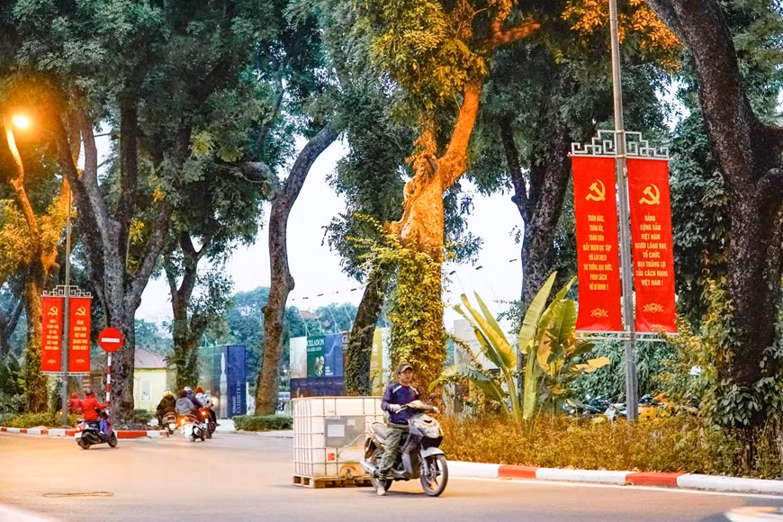 Les rues de la capitale sont encore plus belles avant cet événement politique important. Photo: Vietnam+