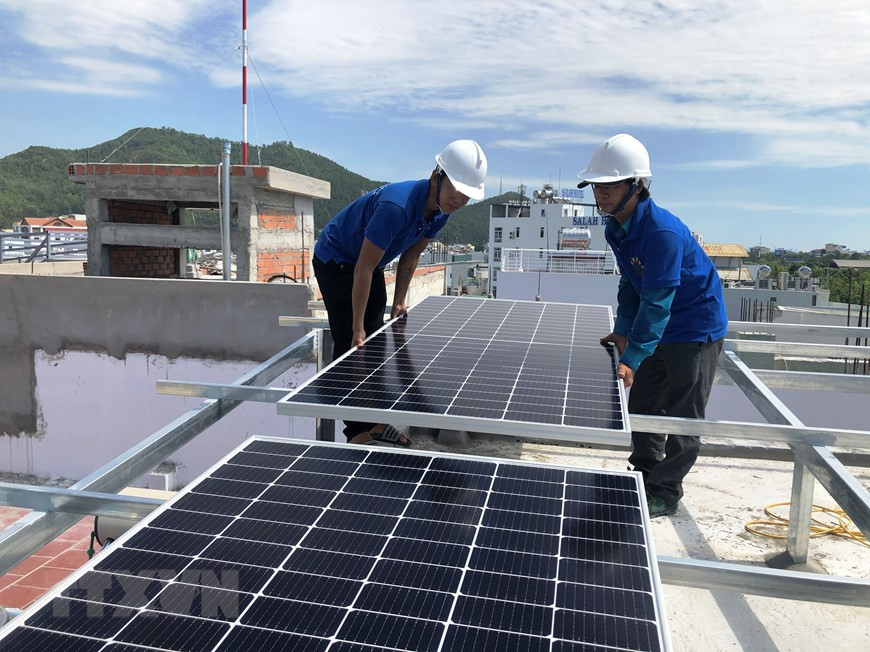 Installation d'un système d'énergie solaire pour des ménages dans la ville de Quy Nhon, province de Binh Dinh (Centre). Photo: VNA
