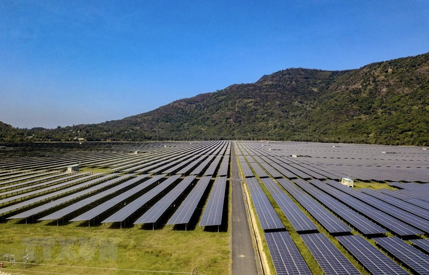 Les énergies renouvelables devraient devenir la plus grande source d'électricité au monde d'ici 2025, remplaçant les énergies fossiles. Le secteur des énergies renouvelables du Vietnam s'est développé de manière impressionnante pour une production actuelle estimée à plus de 17.000 MW. La centrale solaire Sao Mai - An Giang, d'une puissance totale de 210 MWp, apporte chaque année près de 400 millions de kWh au réseau national. Photo: VNA