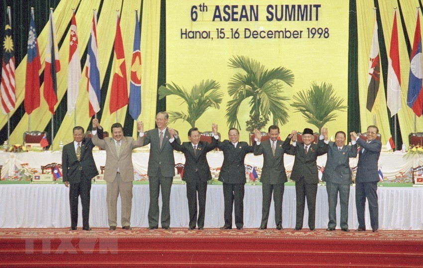 Le Vietnam a organisé avec succès le 6e Sommet de l’ASEAN à Hanoi en décembre 1998. Photo: VNA