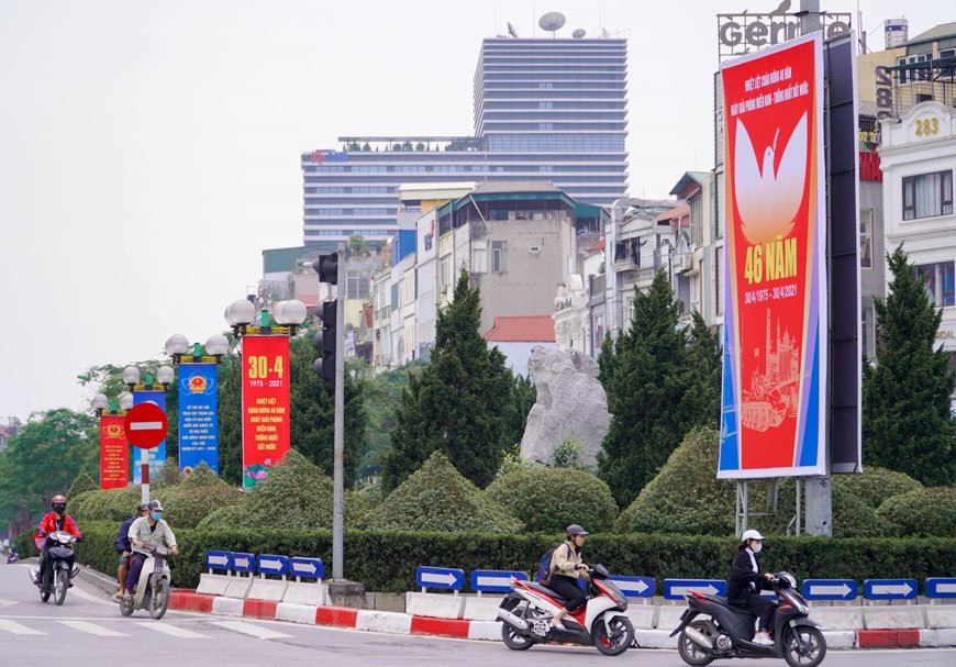 Le 30 avril 1975 est une victoire historique du peuple vietnamien. Cette date marque le début d’une ère de liberté et d’indépendance. Il s’agissait d’une victoire du patriotisme, de l’aspiration à la paix, à l’indépendance, à la liberté et à la réunification nationale. Cette victoire a contribué à construire un Vietnam avec le peuple riche, le pays puissant, démocratique, équitable et civilisé. Cette date reste l’une des plus importantes de toute notre Histoire. C’est celle d’une victoire historique, qui aura permis non seulement la libération du Sud mais aussi la réunification du pays, et qui a été rendue possible par plusieurs facteurs, et notamment par l’union sacrée de tous les Vietnamiens. Photo : Vietnamplus