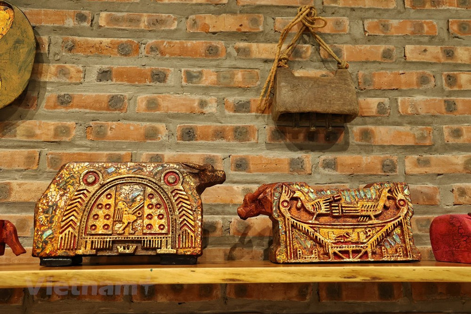 Chaque année, à l’arrivée du printemps, M. Phat illustre un animal du zodiaque. On trouve donc dans son espace d’exposition d’innombrables statues et peintures des 12 animaux du zodiaque joyeux, drôles et uniques. J'ai choisi l'espace de l'ancien village de Duong Lâm pour présenter mes statues de buffle parce que j'aime ma terre natale, Son Tây, et je veux encourager les gens à mieux connaître cet endroit, souligne-t-il. L’exposition des statues de buffle dans un espace typiquement vietnamien contribue à les valoriser. Duong Lâm est un ancien village agricole typique. L’exposition des statues de buffle ici est merveilleuse pour que la valeur de l'artisanat se combine avec l'espace culturel du village, dit-il. Photo: VietnamPlus