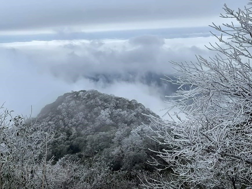 Le sommet de la montagne Phia Oac recouvert d'une couleur blanche de neige, comme le paysage en Europe.