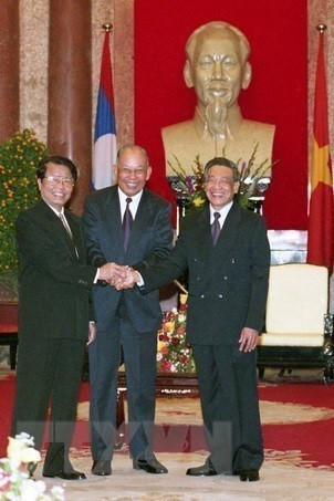 Le Secrétaire général du Parti communiste du Vietnam Le Kha Phieu (droite), le président Tran Duc Luong (gauche) et l'ex-président du Comité central du Parti populaire révolutionnaire lao (PPRL) et ex-président du Laos (centre) au palais présidentiel, lors de sa visite au Vietnam, le 4 janvier 1999. Photo: VNA