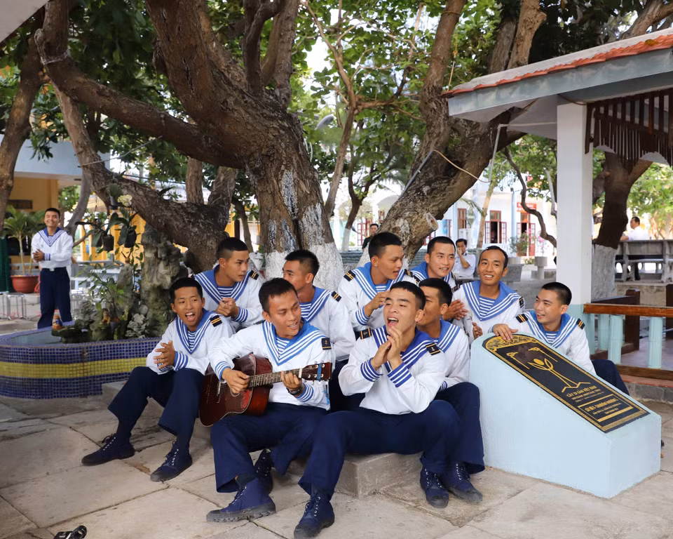 Des soldats chantent et jouent de la musique à l'ombre d'un "Mu u" (Calophyllum inophyllum) sur l'île de Son Ca. Photo: VNA