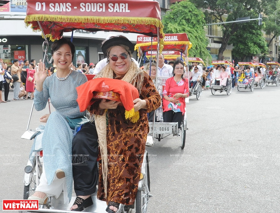 L'"ao dai" est le costume des mariages des Hanoïens. Photo: Vietnam Illustré