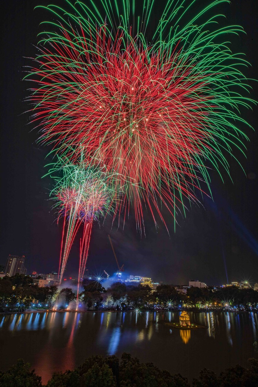 Feux d'artifice au lac Hoàn Kiêm le soir du Nouvel An. (Photo: VNA)